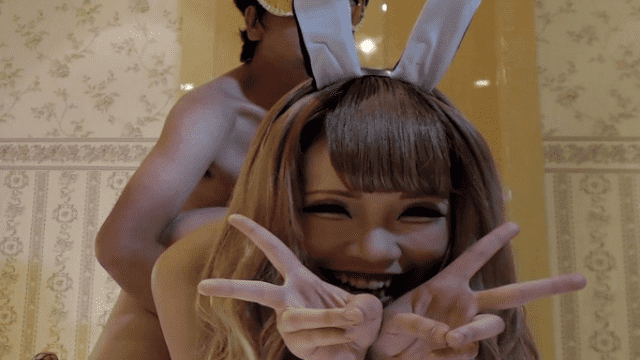 FC2 PPV 450384 Personal shooting 32 Shaved girl Erice decided to be a bunny girl is cosplay at the age of 19 and raw cum shot - Server 2